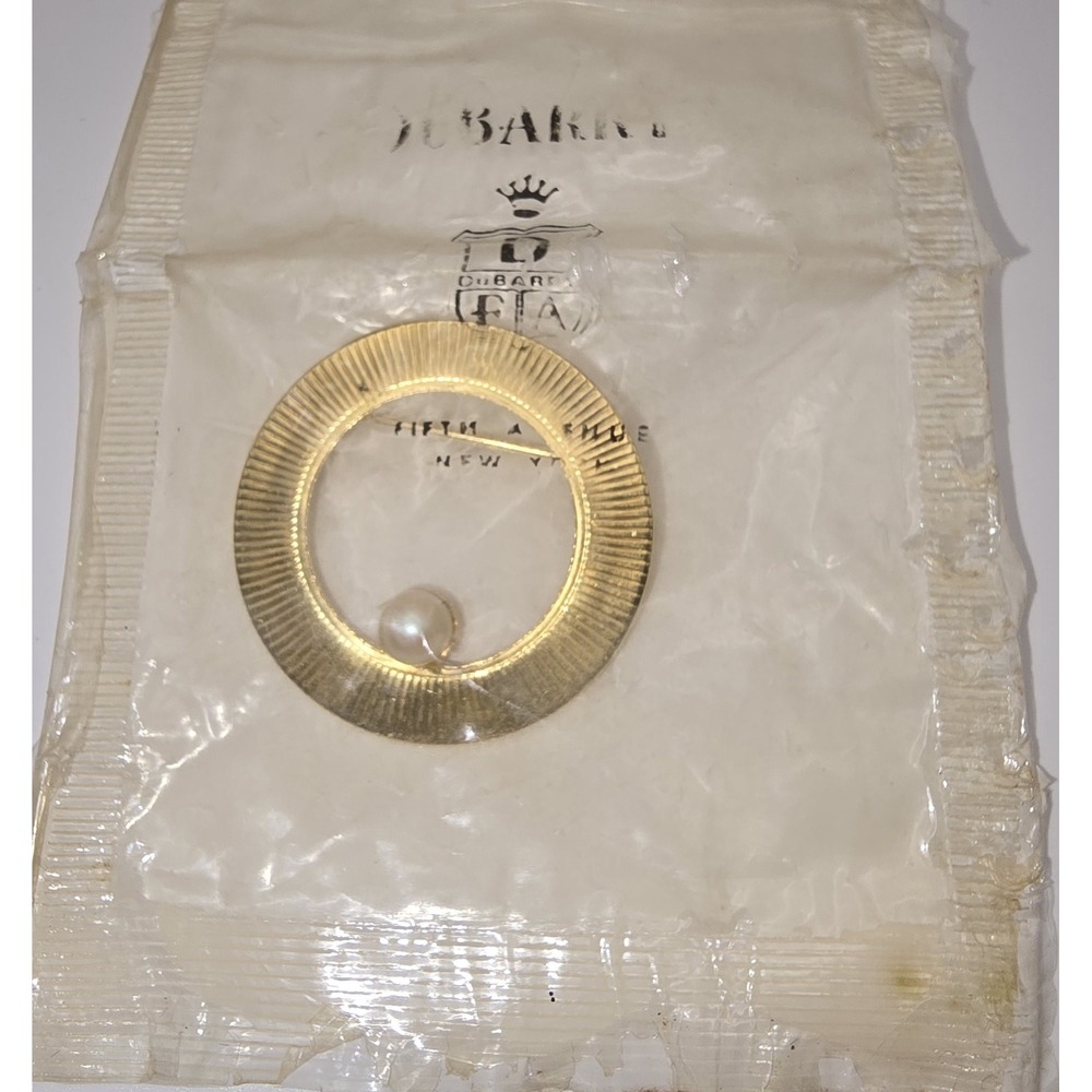 Vintage‎ DuBarry Gold Tone Circle Brooch Pin With Faux Pearl NIP -492
